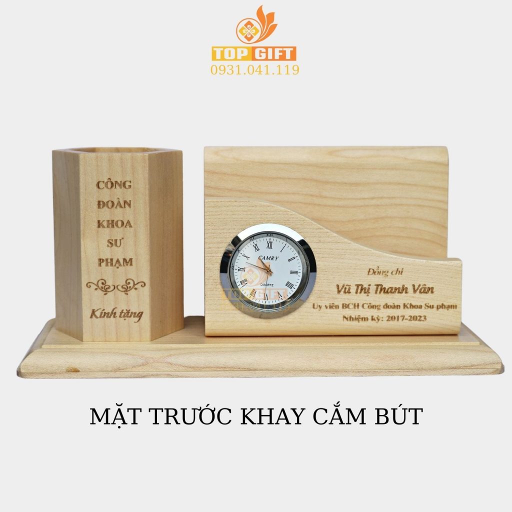 Khay cắm bút gỗ khắc tên có đồng hồ 4